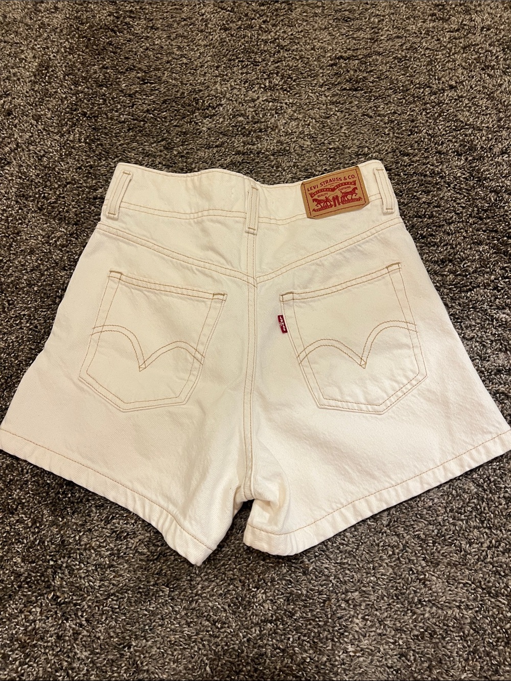 Cream Levi’s High Waisted Mom Shorts
